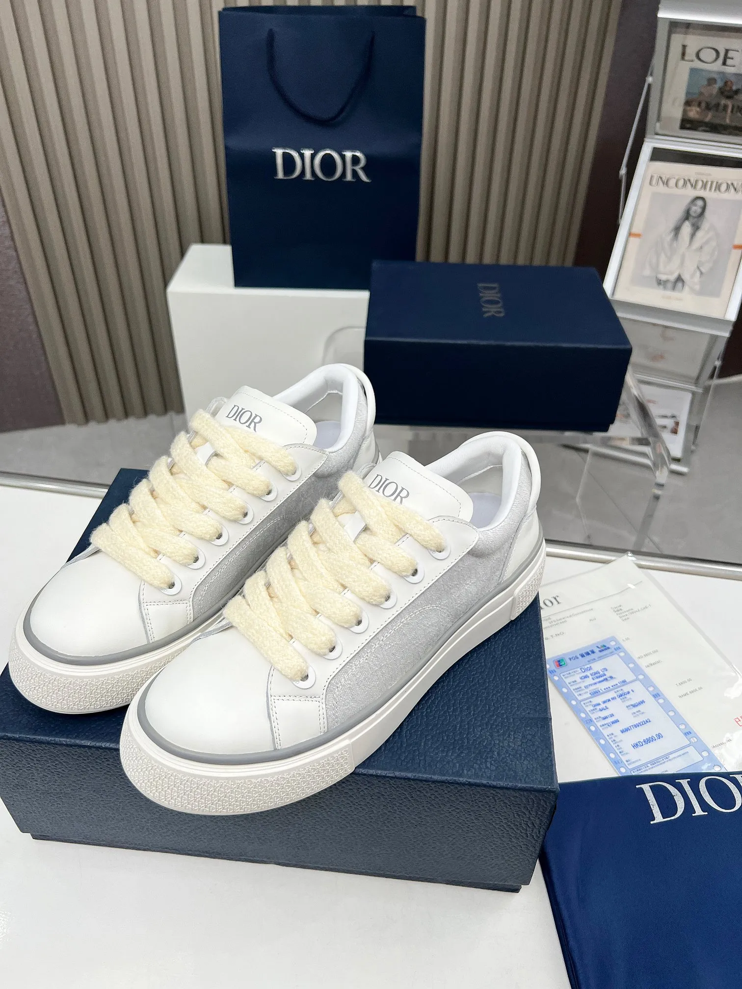 👟👟Ex-factory price 560👟👟 Embroidery +20, DIOR Dior B33 couple's casual shoes - black embroidered model 2024 spring new style, a new interpretation of the classic tennis shoes, the fashionable silhouette highlights the heavy texture, carefully made of black silk matte cowhide, decorated with three-dimensional embroidered Oblique print panels of the same color, and decorated with Dior It's distinguished by a padded tongue with an embossed logo, wide black mohair laces and tonal brass eyelets with a matte finish. The solid black Oblique print-effect rubber sole is decorated with a contrasting Dior 30 Avenue Montaigne logo on the back to enhance the style and add a fashionable touch to the casual look. Size: Women's 35-40 (34, 41 customized, non-refundable) Men's 39-45 (38, 46 customized, non-refundable)